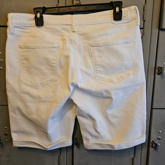 Levis ladies white denim cuffed hem shorts size 32 - Picture 2 of 7